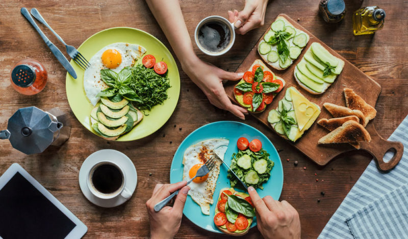 Übersicht: Frühstück mit gesundem Essen am Tisch.