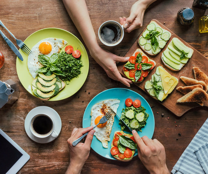 Übersicht: Frühstück mit gesundem Essen am Tisch.