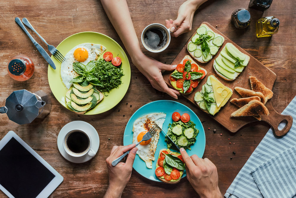 Paar frühstückt, gesundes essen